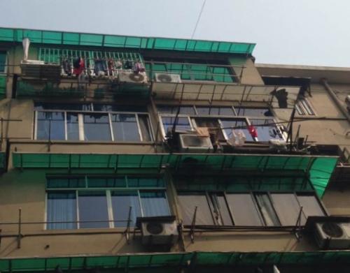 双胞胎姐妹跳楼一死一伤 网友:冲动是魔鬼