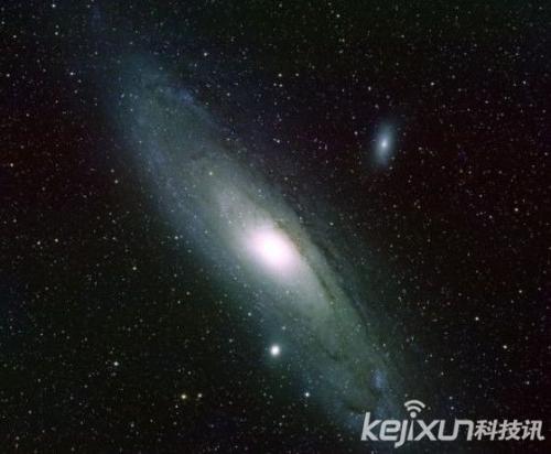 仙女座星系的望远镜观测图像,照片中可以看到它的两个伴星系:m32