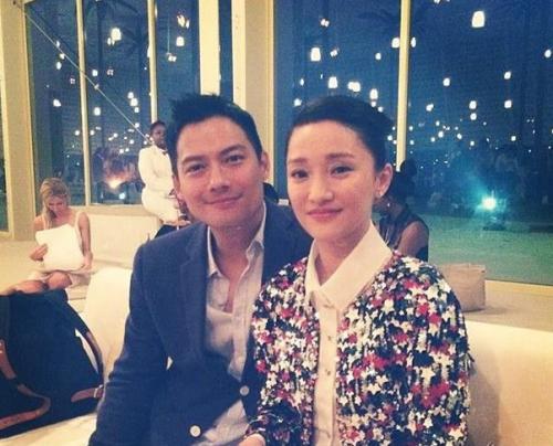 周迅男友与神秘女亲密照出炉 举止亲昵搂腰深