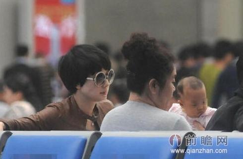 <em>文章</em>小<em>女儿</em>曝光全家外出旅游 马伊璃神态自若