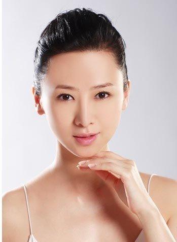 46岁翁虹登台走秀尺度大 45岁许晴谈被行长包