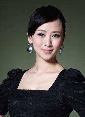 46岁翁虹登台走秀尺度大 45岁许晴谈被行长包