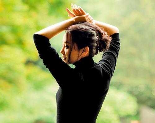 46岁翁虹登台走秀尺度大 45岁许晴谈被行长包