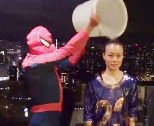 冰桶挑战筹款140万 透心凉之举风靡进行(组图