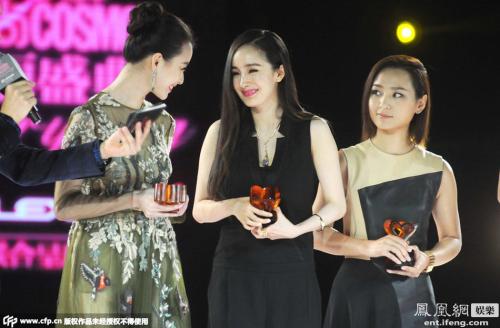 倪妮,杨幂热聊,周笔畅站在一旁.
