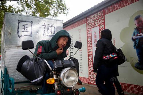 快递员自曝收入 马云身后的男人能赚多少钱?(