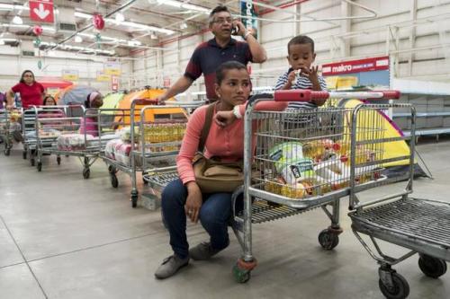 委內瑞拉超市人滿為患 民眾瘋搶基本商品
