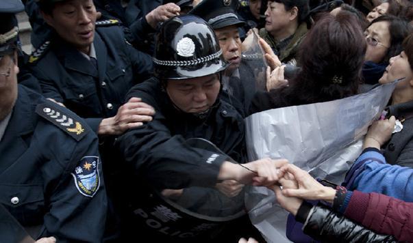 长沙一银行违规代销信托产品无法兑付 债主堵