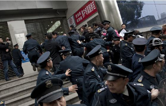 长沙一银行违规代销信托产品无法兑付 债主堵