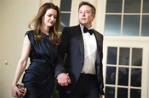 这就是埃隆-马斯克(elon musk)的妻子妲露拉·莱莉(talulah