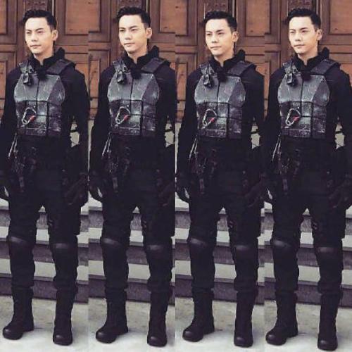 陈伟霆玩制服诱惑堪称行走衣架 片酬步步高升