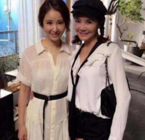 林心如与婆婆合影:09年自立门户当老板 身家过10亿-股票频道-金融界