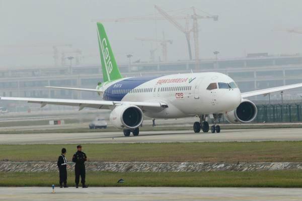 C919从科研、生产、试验试飞,到最终量产、销售服务及运营,都离不开技术的积累与突破、离不开产业链的完善与升级、也离不开资本的助力。 按照我国民用航空工业发展路线图,中国大飞机研制将历经支线客机干线客机宽体客机的发展路径。大飞机的量产,将打开中国航空产业的发展空间。按照国家规划,到2020年,国产干线飞机国内新增市场占有率达到5%以上,民用飞机产业年营业收入超过1000亿元。这对航空以及相关产业尤其是战略性新兴产业的拉动无疑十分巨大,为中国制造业带来转型契机。 飞机制造产业链长、周期长