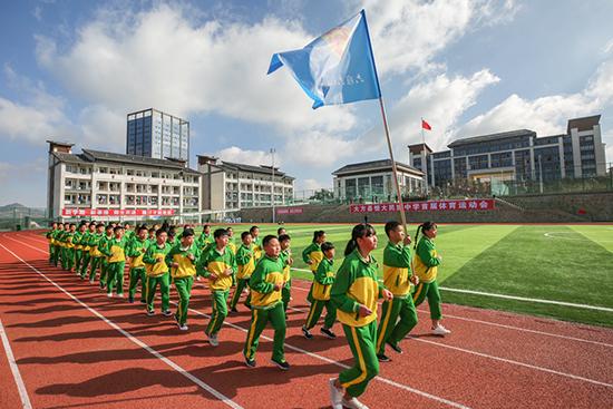 民族中学的老师在教室内辅导——恒大牵线的"双师课堂"让大方教育与高