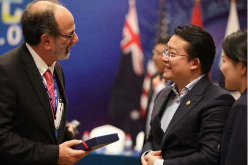 金诚集团董事长韦杰同诺奖获得者阿尔文 罗斯亲切交谈