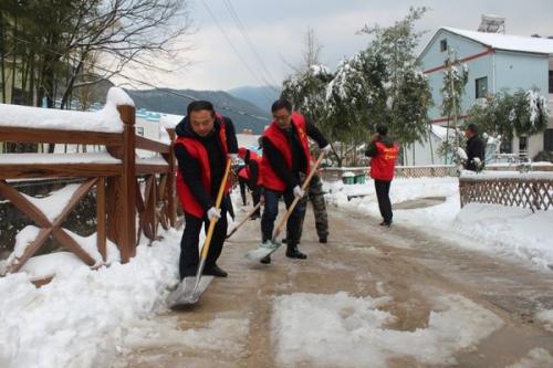 雪中情 | 寒流奔袭雪覆大地  县镇两级领导心系新川