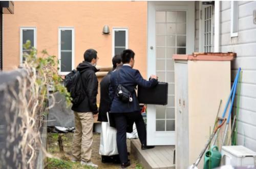 东京警方搜查中国籍嫌疑人的住宅。（源自《朝日新闻》网站）