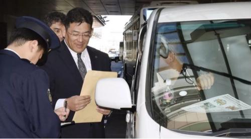  警方去年12月在羽田机场检查车辆。（源自共同社）