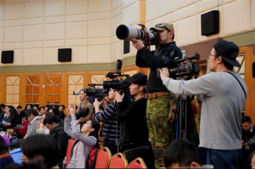 两会大事件!浙江省代表团举行媒体开放日，张天任代表接受中外媒体集中采访