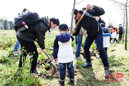 哒哒英语“播种春天”植树节师生线下见面会举办：学员外教一家亲