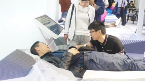 喜临门智能悬浮床垫深圳家居展引行业轰动