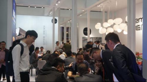 喜临门智能悬浮床垫深圳家居展引行业轰动