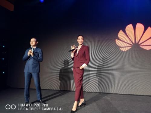 神奇女侠盖尔.加朵现身巴黎时尚晚宴， 牵手华为成为东北欧P系列代言人