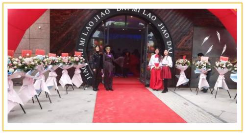 网红直播，歌手驻唱，COSPLAY秀，这家火锅店开业火到爆