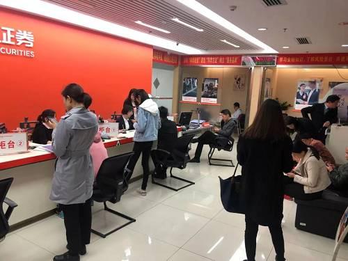 招商证券营业部情况为基金群群友提供，其表示不算太火，有条不紊：