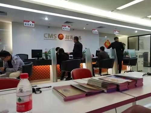 国信证券则不时有三两人来办理业务：