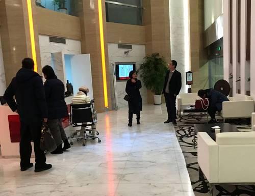 下午2点10分，在某中型券商位于陆家嘴区域的营业部，记者现场看到，偌大的营业部比较空荡。在服务台处，有2位老年顾客在咨询，还有一位中年女性拿着手机短信在跟工作人员反复确认，“我这就算开好户了对吧”，当工作人员告知其的账户目前上海深圳两地的股票都可以买，但是不能买创业板的时候，她明显提高了音调，“为什么不能买，我一定要买创业板的”。该女士告诉记者，她从下午一点左右到了营业部，呆了1个多小时才办理好业务。