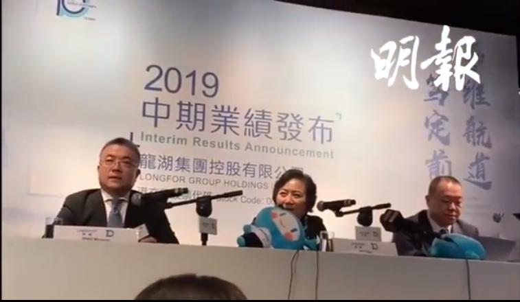 龙湖业主业绩会哽咽维权质问吴亚军 龙湖回应:正在核实