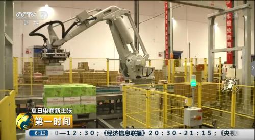 近年来,苏宁智慧零售快速发展,“全场景”布局日趋完善,苏宁物流是智慧零售发展的重要支点。据了解,2014年,苏宁物流完成8+46的大小件仓网布局,完成全国末端配送入户网络的搭建,完成基础设施阶段布局;2017年,苏宁物流收购天天快递;2018年在全国投入46座冷链仓、入局即时配,完成生态布局。