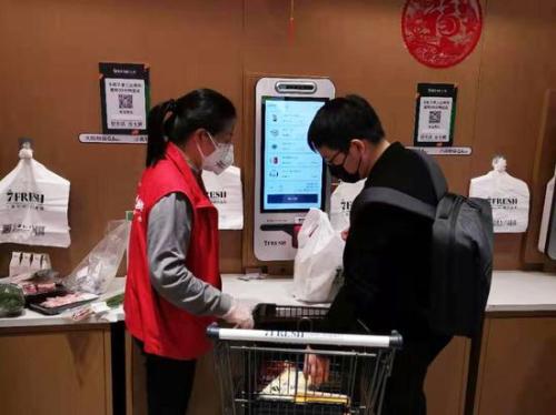 ▲ 京东七鲜超市广州保利店员工坚守一线