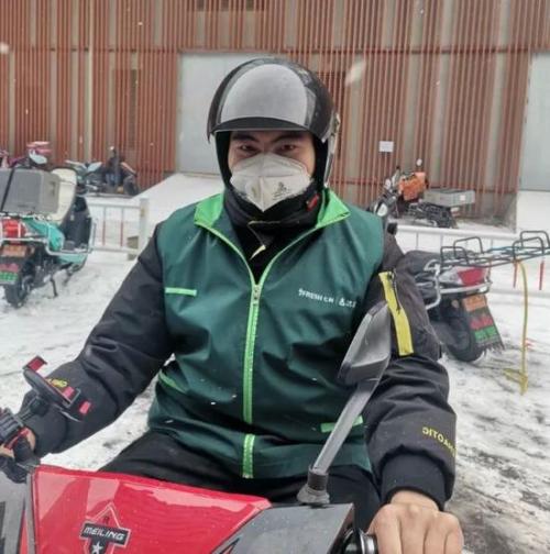 ▲北方普降大雪,京东七鲜超市小哥正常配送订单