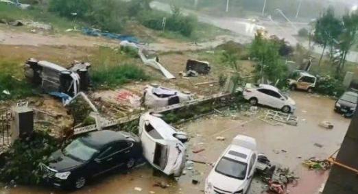 山东莘县现龙卷风：多辆汽车被掀翻 塔吊被拦腰折断 房子只剩下架子