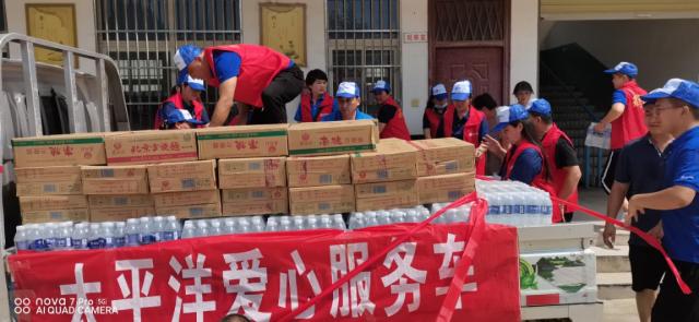 河南暴雨中的“蓝丝带”—记逆流而上的中国太保志愿者