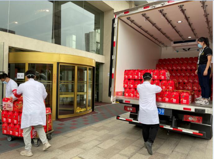 百果园“春暖花开”再行动，联合金色庄园向南京捐赠700份甜果礼包
