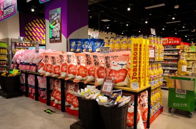 七鲜超市廊坊二店成网红休闲食品潮流中心 惊现9斤重、半米长巧克力