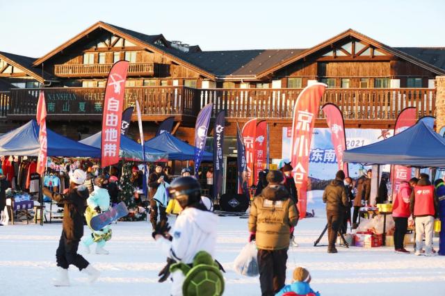 为大众冰雪运动热潮加温 京东运动携手南山滑雪场开启冰雪嘉年华