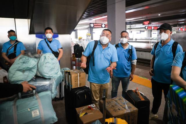 盒马400员工抵达上海 行囊里塞得最多的是药品