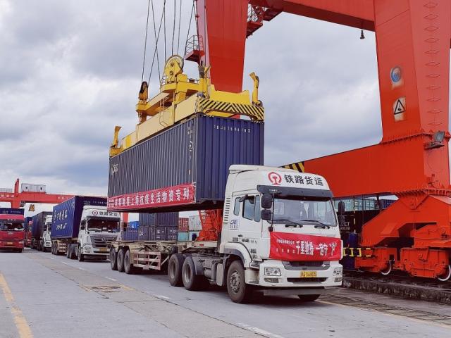 京东近一周“海陆空”紧急调运物资1.4万吨，援沪一线人员增至4000余人
