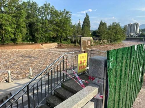 实探雅安“致命”鱼鳞坝:下河处已用铁板封严,路人靠近有专人安全提示