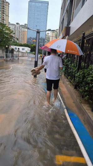 【阳光保险】您放心，我们在！——暴雨中的阳光人(2)