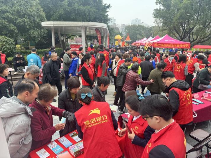 弘扬雷锋精神 践行消保为民   渤海银行用心传递金融温度