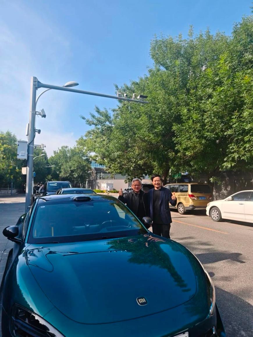 黄仁勋又合影雷军，35度天气仍穿皮衣