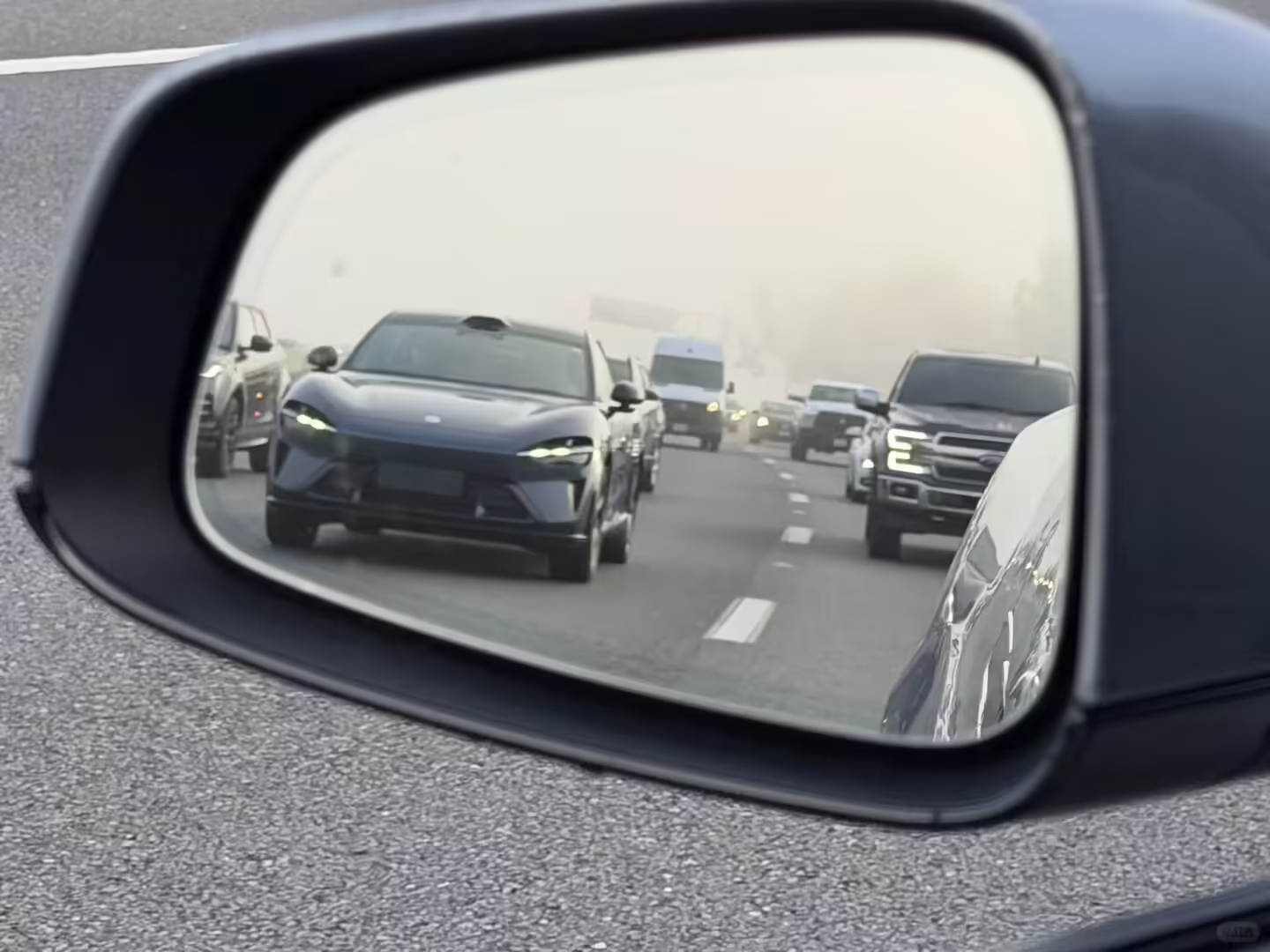 小米 YU7 Max 现身美国高速公路,悬挂 Rivian 工厂所在地伊利诺伊州车牌