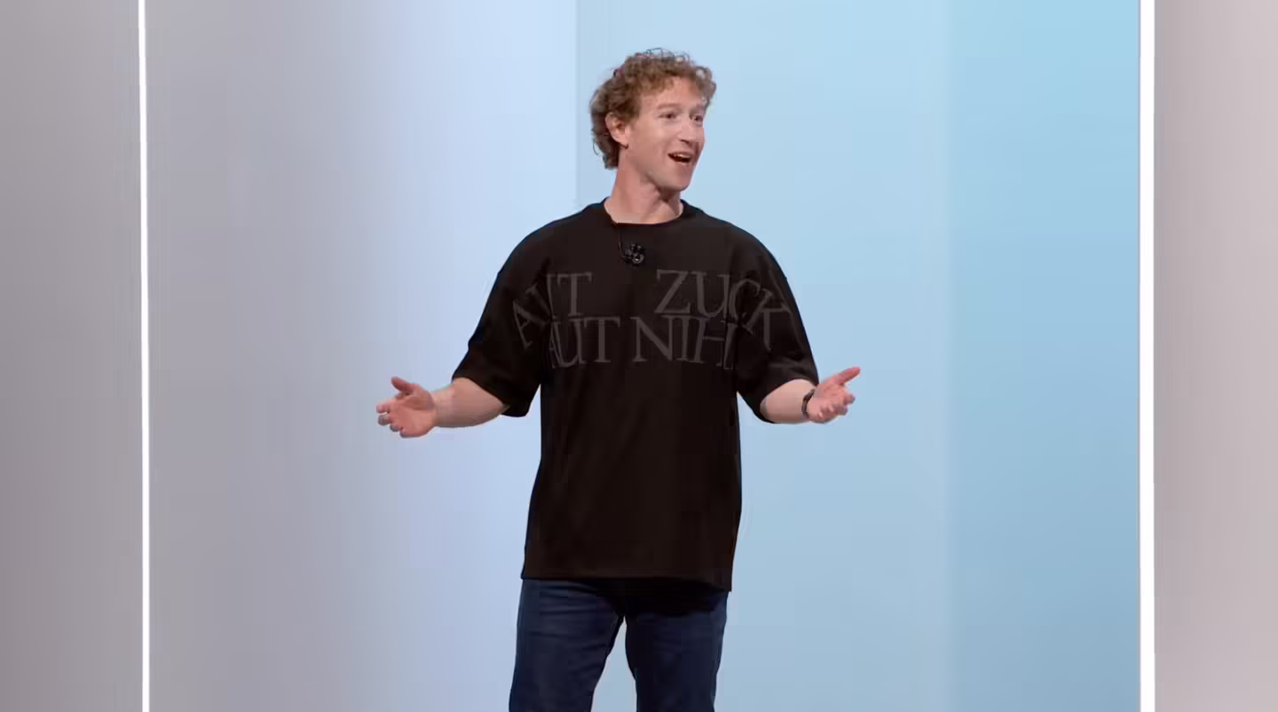 英伟达 178 美元“黄仁勋毛衣”走红,硅谷掀起 CEO 粉丝经济 扎克伯格在Meta Connect大会上穿了一件定制T恤,上面印有拉丁语短语“AUT ZUCK AUT NIHIL”