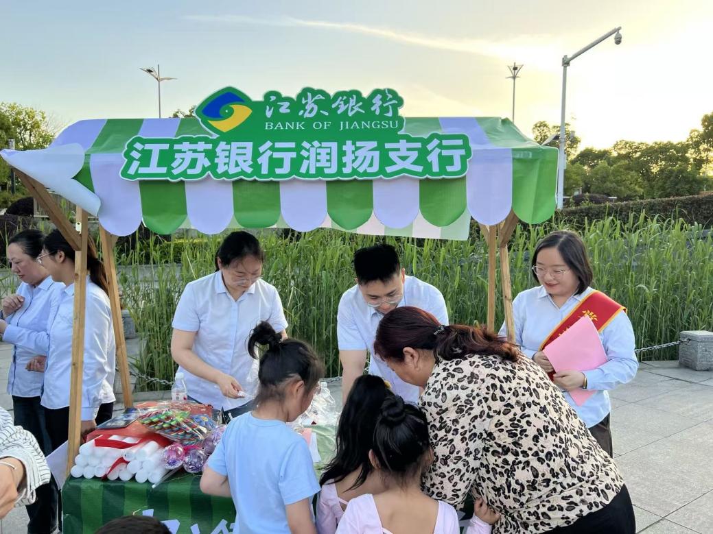 “苏超”比赛日，江苏银行正在改变城市夜生活……