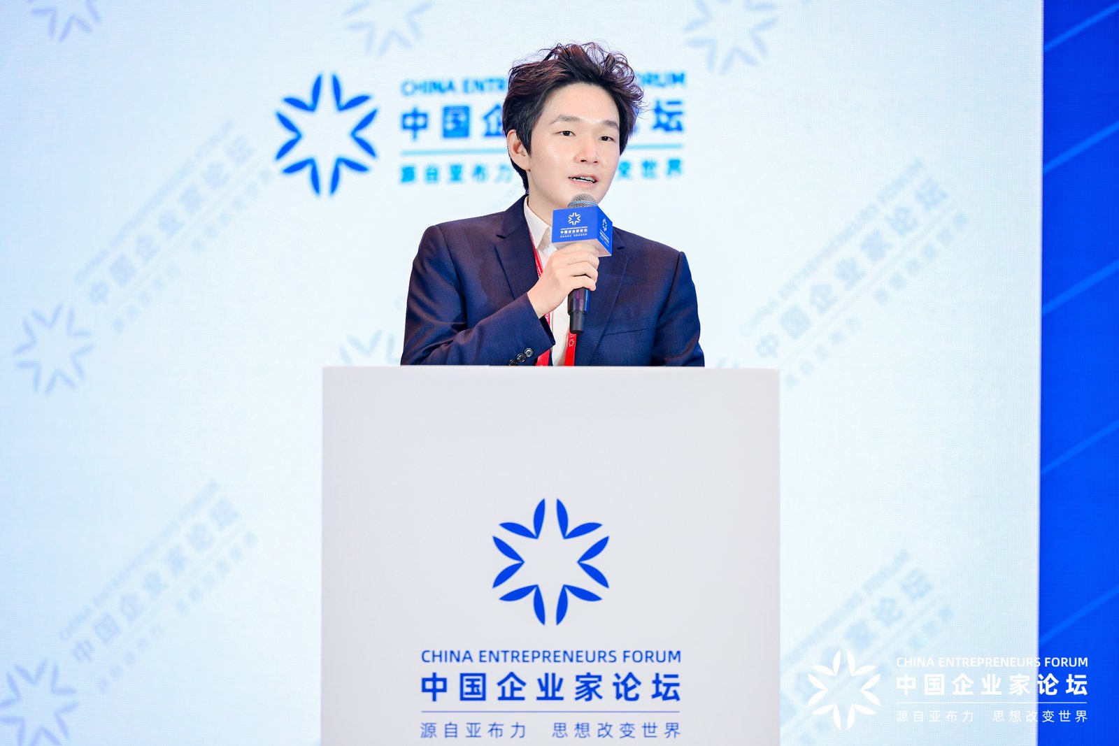 到场·2026亚布力论坛夏季年会|中国生物制药谢承润:锚定AI原研力与全球网络,以“系统性创新”穿越低谷配图